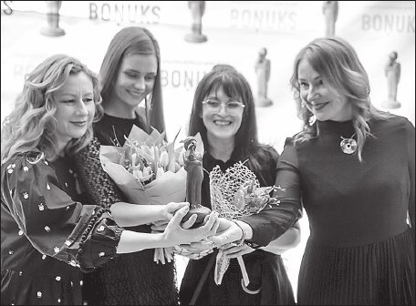 Sandra Stare un viņas otrā ģimene – folkloras kopa «Vīteri»