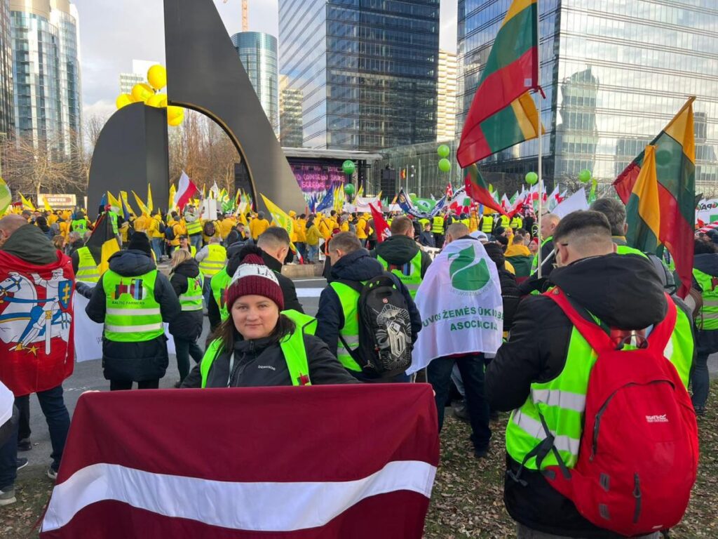 Arī Preiļu lauksaimnieki protestēja Briseles ielās
