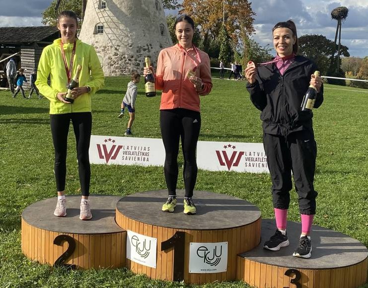 Daugavpiliešiem uzvaras Latvijas čempionātā krosa skrējienā Āraišos