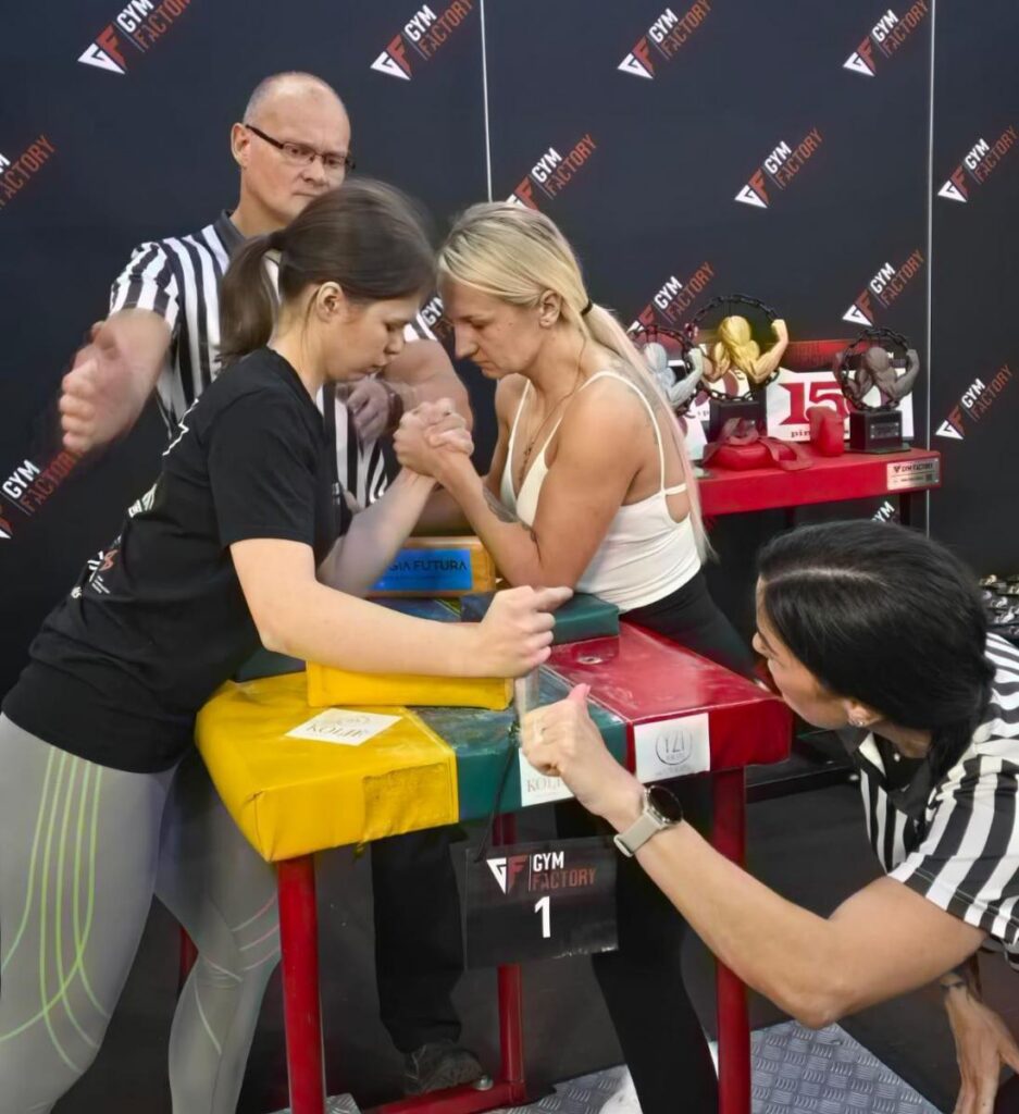 Preiļu stipro roku sportisti izcīna godalgas Šauļos