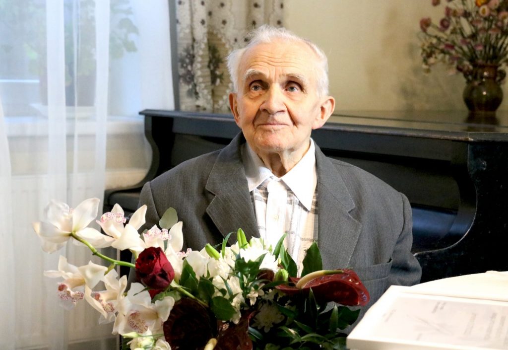 2.lp_.20apbalvojuma-2reilu-nov1ada-goda-pilsonis-pasniegsana-janim-vaivodam-dzivesvieta-foto-i-anina-008-1024x705.jpg