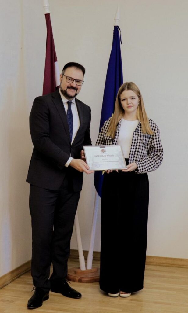 Riebiņu vidusskolas skolniece Anitra Pastare uzvar Satiksmes ministrijas rīkotā konkursā