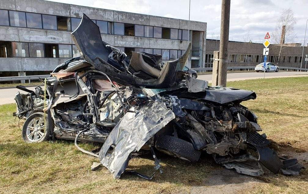 Vilciens uzbrauca automašīnai, kas necentās apstāties