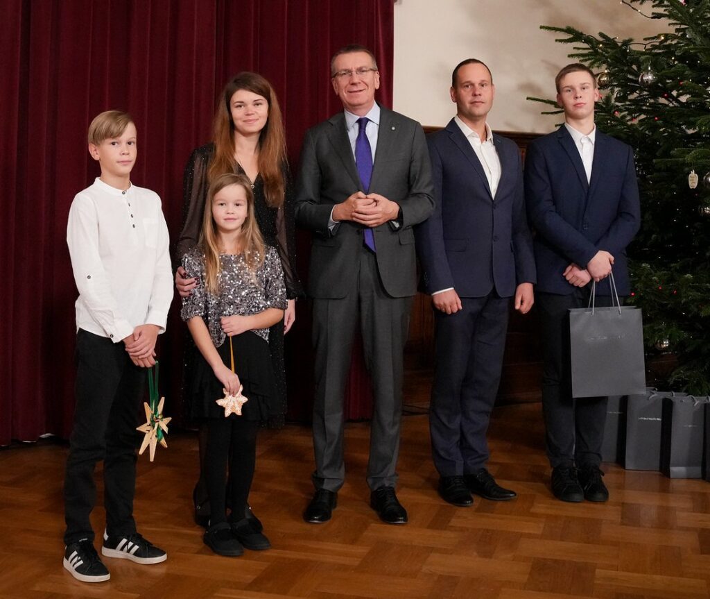 Latgales ģimenes un valsts prezidents iededza lielo svētku egli