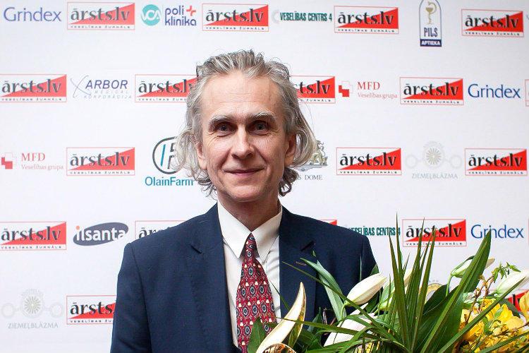 Senioriem ir jāvakcinējas obligāti