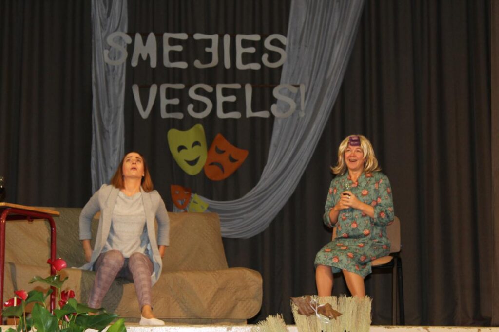 Jau desmito reizi pulcē kopā skeču parāde “Smejies vesels!”