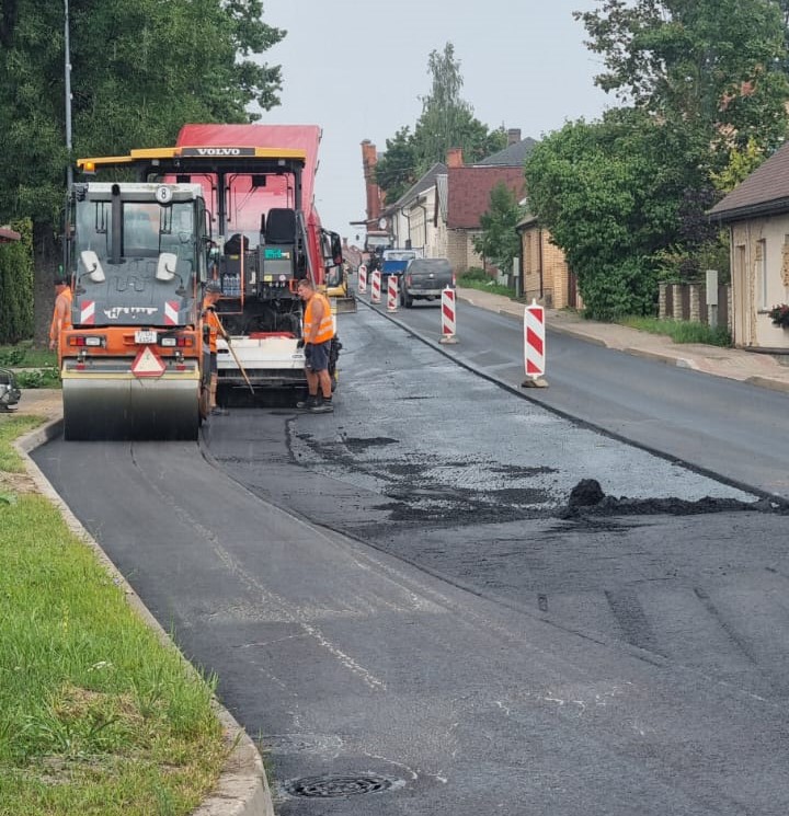 Turpinās Latgales ielas braucamās daļas virskārtas atjaunošanas darbi Ludzā