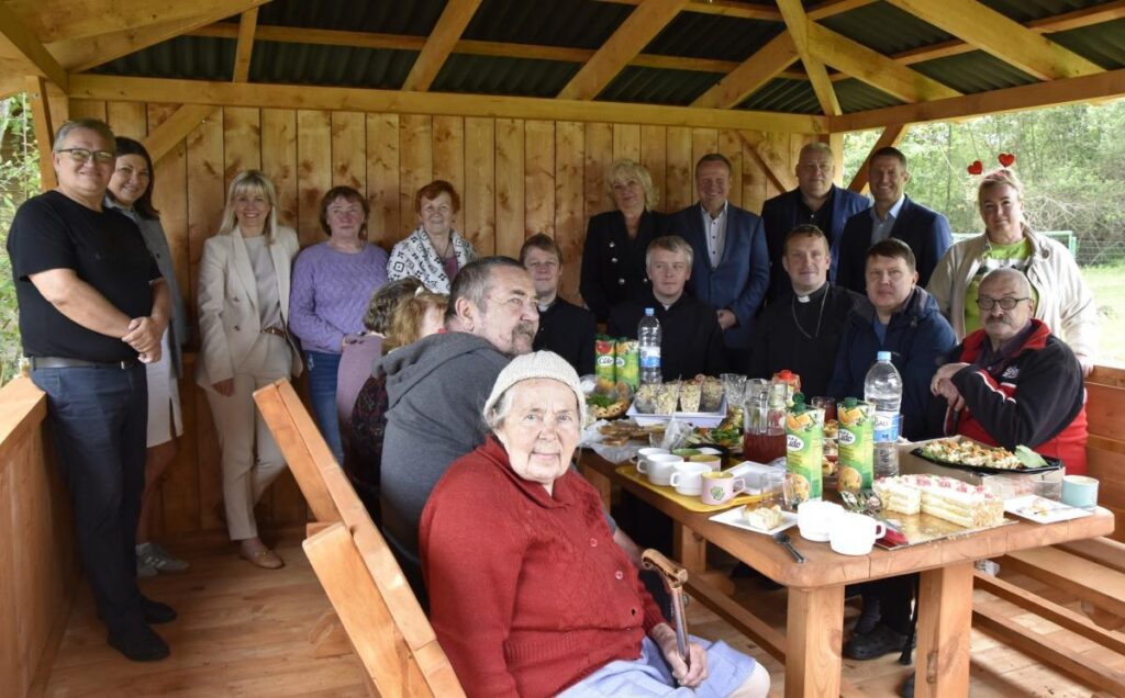 Mājīgs atpūtas stūrītis Ludzas novada Raipolē – dāvana no Lūgšanu brokastu ziedojumiem