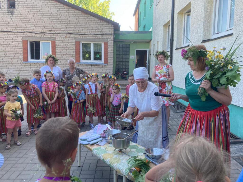 Bērnudārza saime ieskandina Līgo