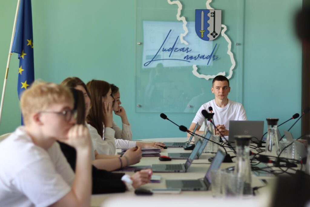 Ludzas novada skolēni iepazina pašvaldības darba specifiku un ikdienu