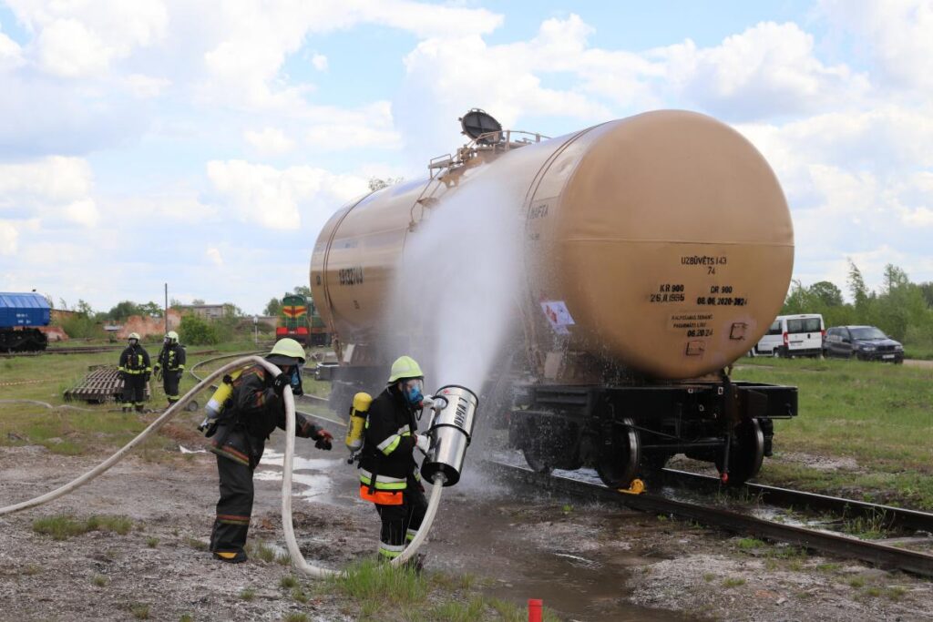 Ludzas dzelzceļa stacijā imitēta bīstamas kravas noplūde