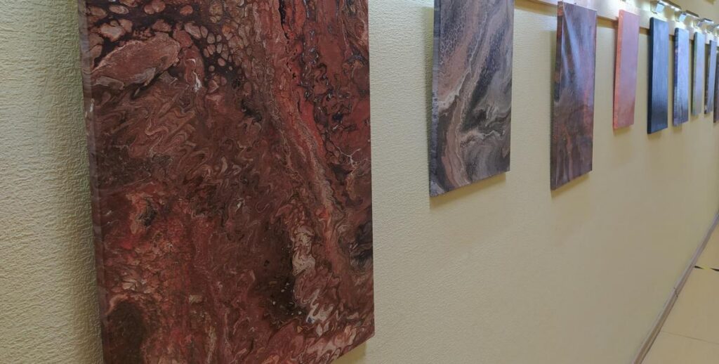 Ludzas bibliotēkā skatāma gleznu izstāde “Fluid Art – šķidrā akrila krāsošanas tehnika”