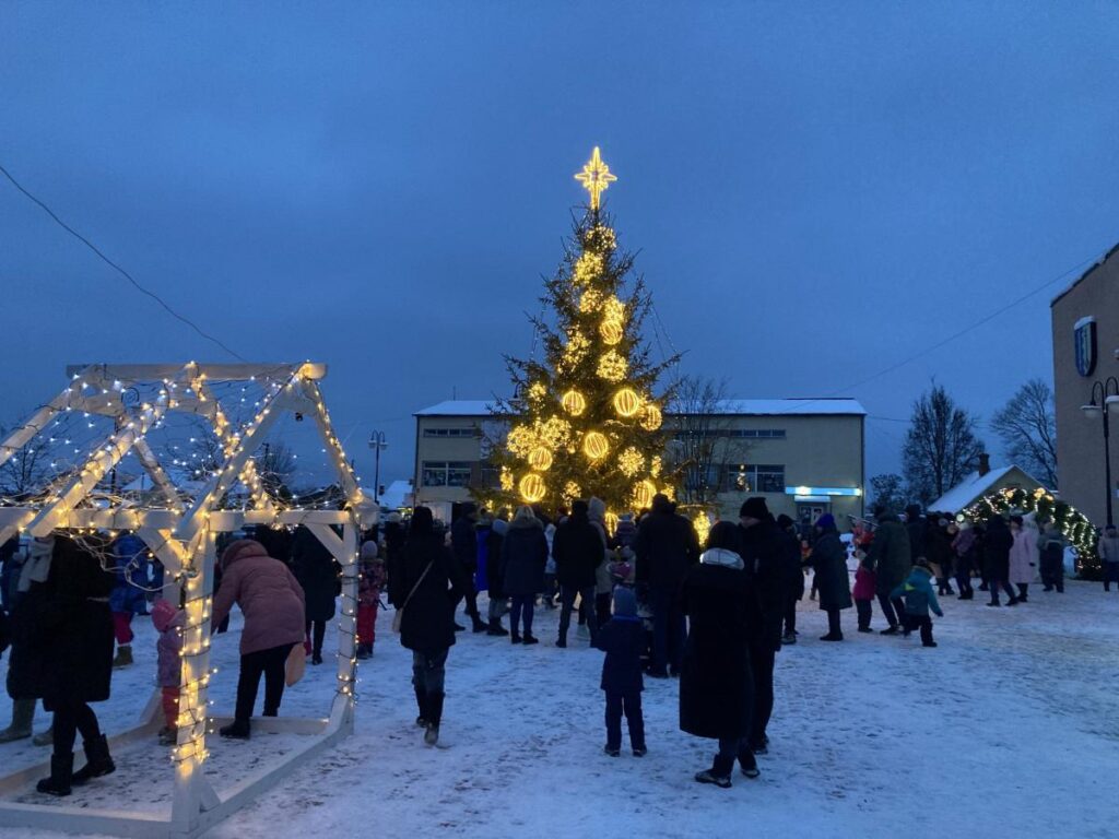 Ludzas novadā iemirdzas Ziemassvētku eglītes