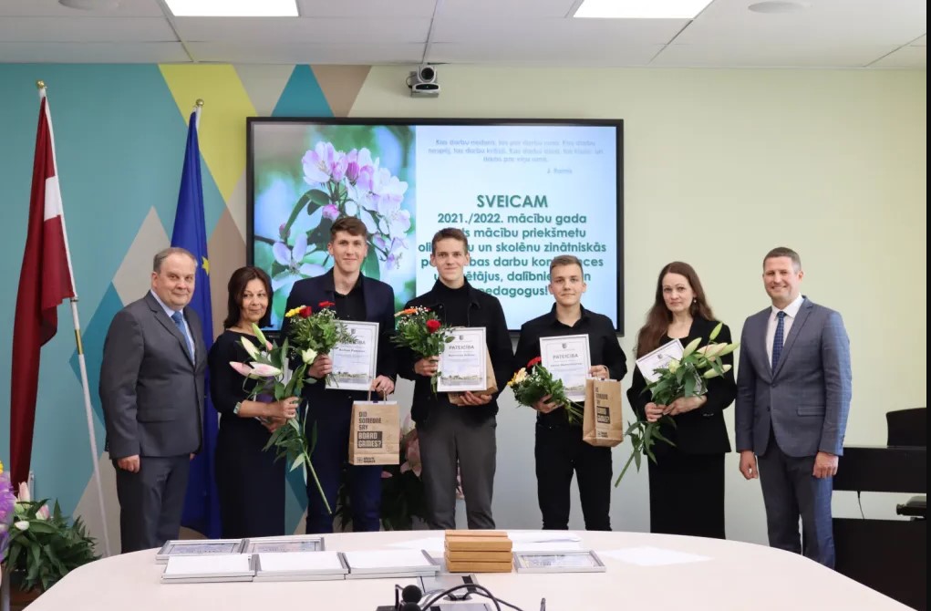 Apbalvo mācību priekšmetu olimpiāžu uzvarētājus, dalībniekus un pedagogus