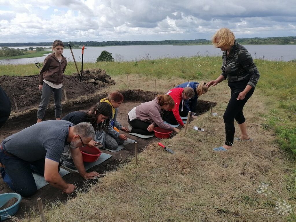 Ludzā turpinās pilskalna pētīšana