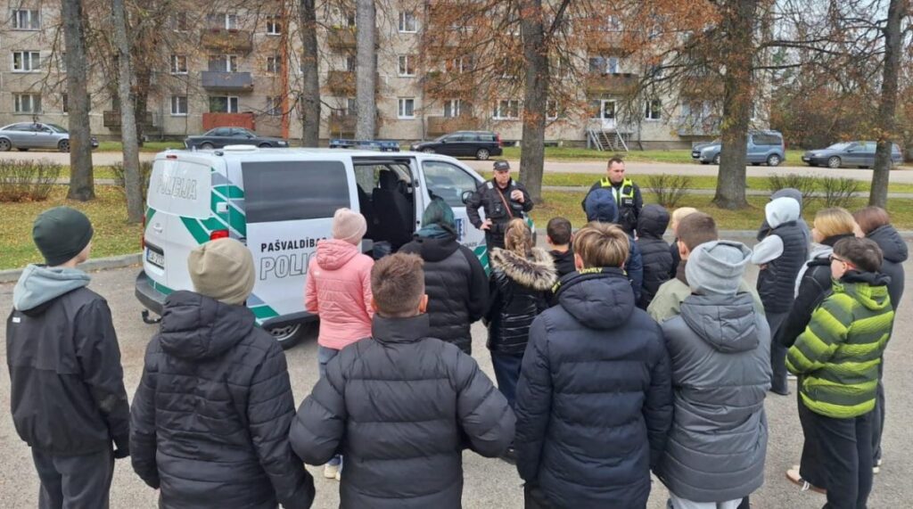 Jaunsargu nometnē “Lūši” jaunieši iepazinās ar pašvaldības policijas darbu