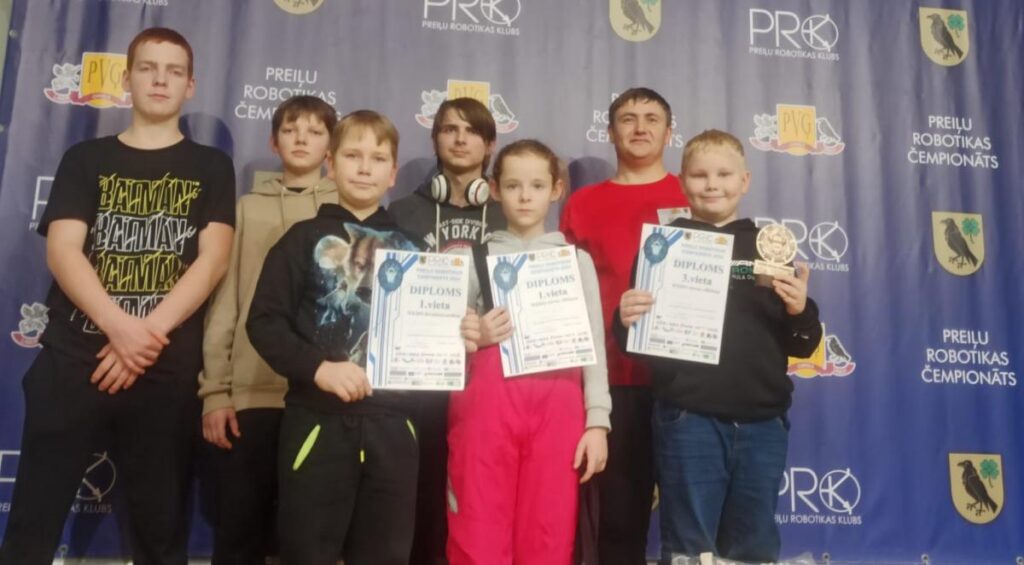 Ciblas vidusskolas robotikas pulciņš parāda sevi sacensībās