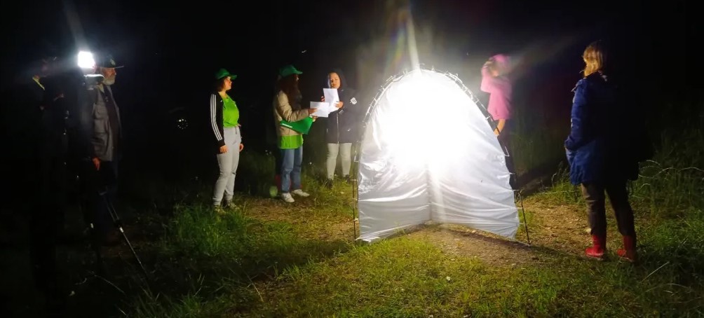 Grebļukalnā salidoja naktstauriņi un to vērotāji