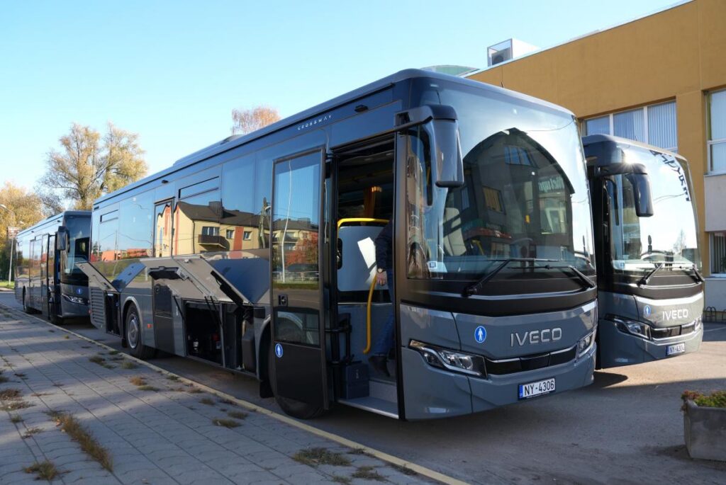 Iegādāti četri jauni autobusi bērnu pārvadājumiem