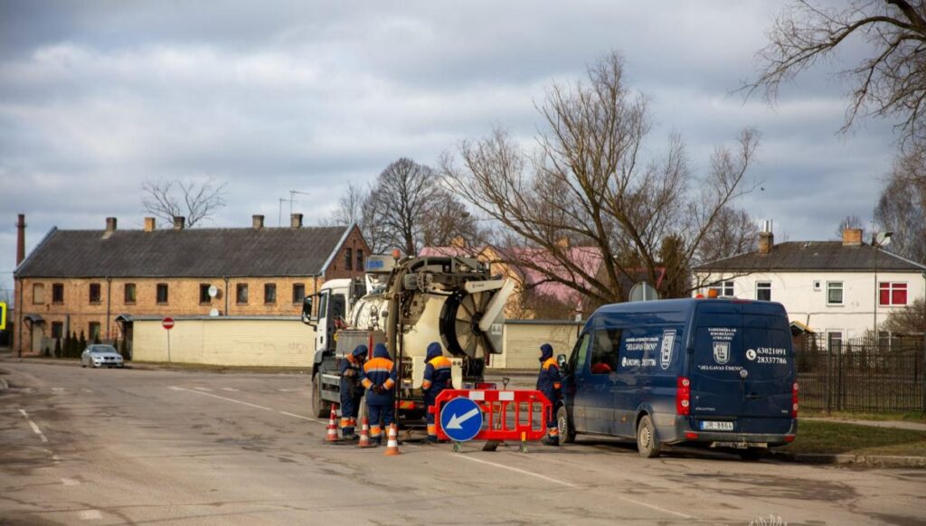 Skalo un pēta kanalizācijas sistēmu
