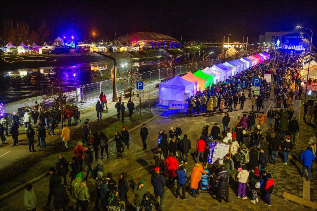 Gatavojas ledus skulptūru festivālam