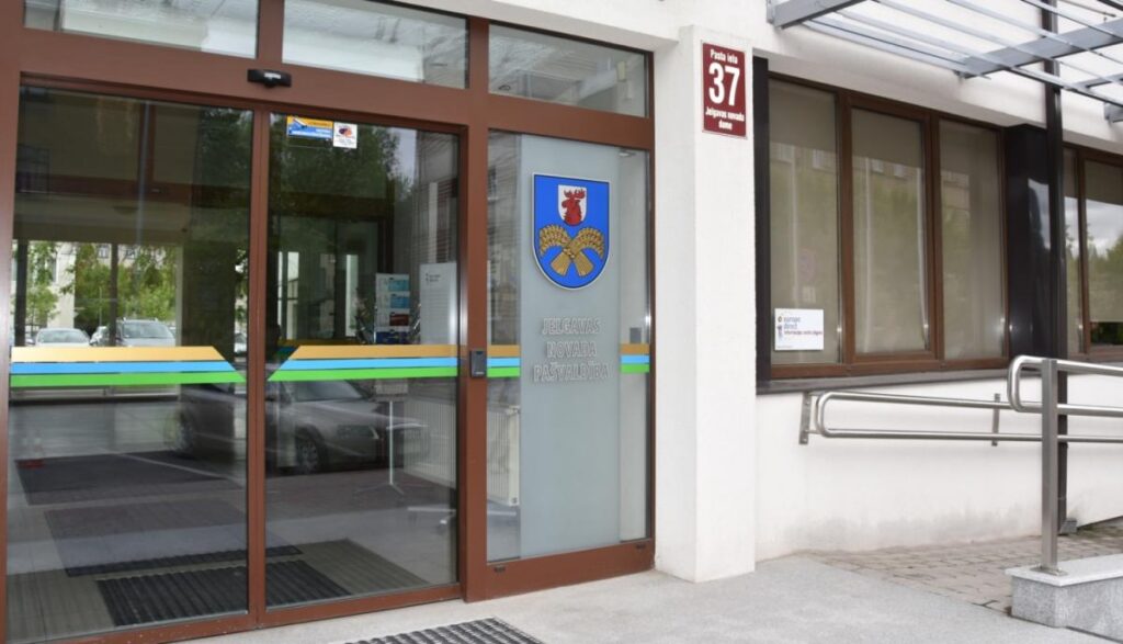 Pašvaldības iestādes pakāpeniski pārceļas uz citām telpām