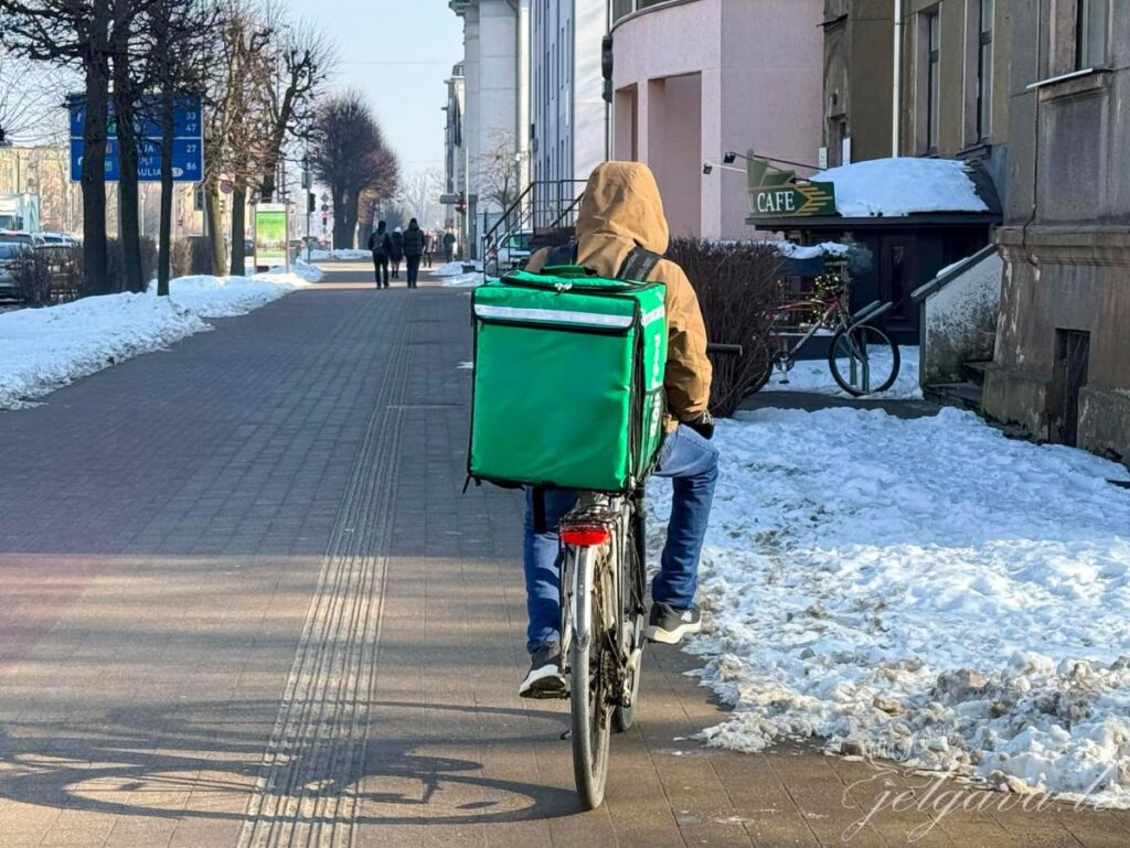 Jelgavā reģistrējušies 147 tiešsaistes pārtikas piegādes kurjeri