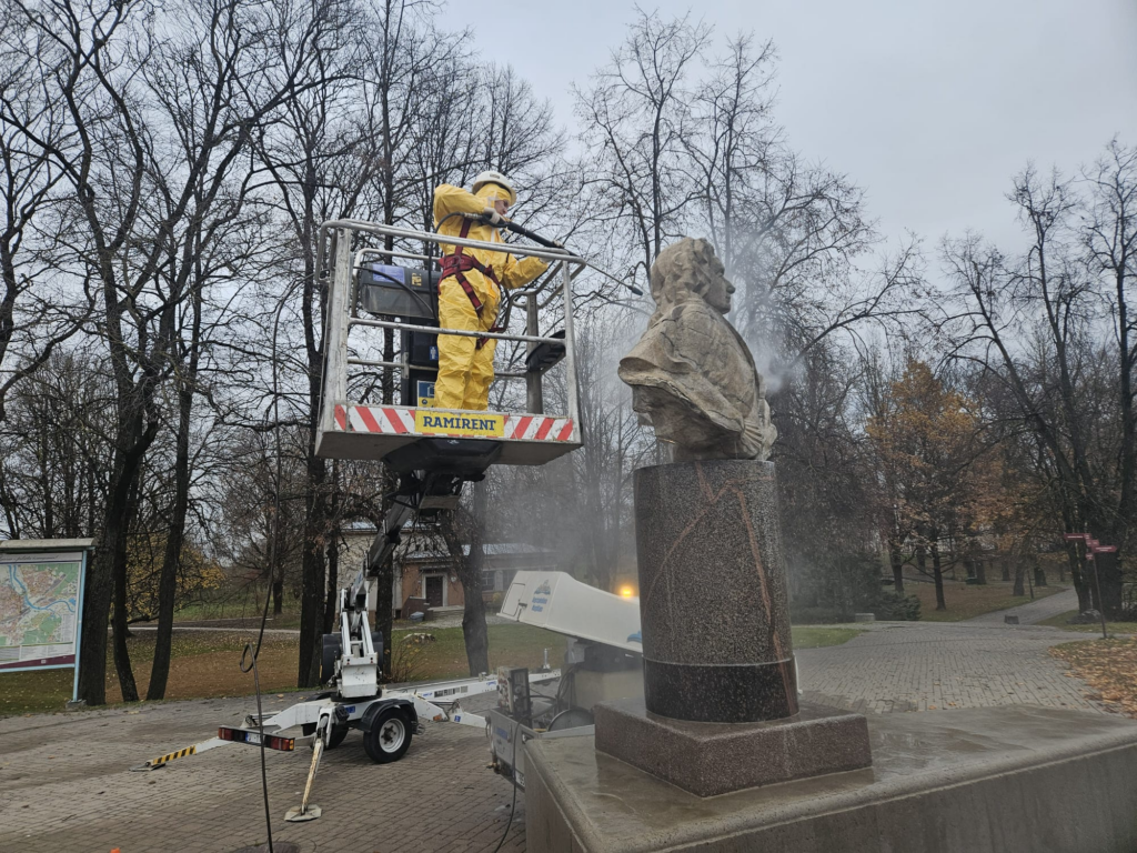 Mazgā skulptūras un pieminekļus