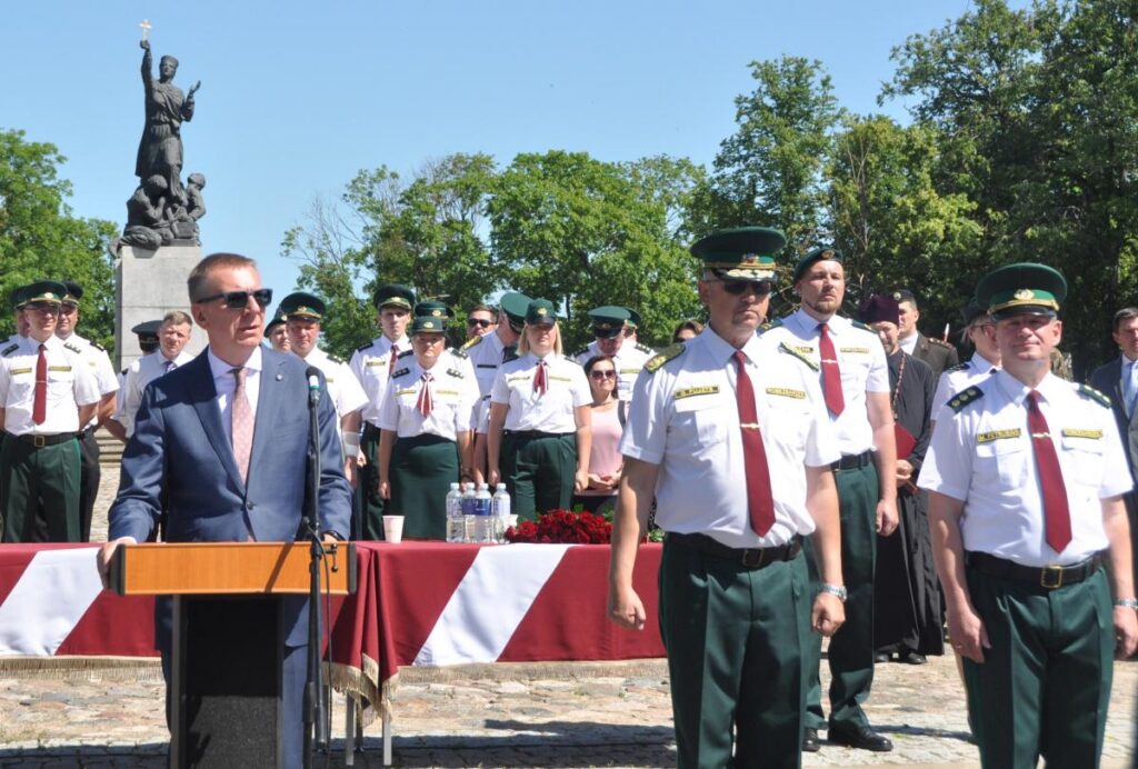 Valsts prezidents sveica Valsts robežsardzes koledžas absolventus