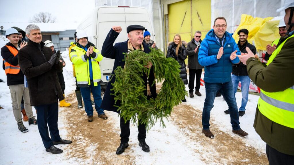 Rēzeknē – spāru svētki jaunai rūpnīcai
