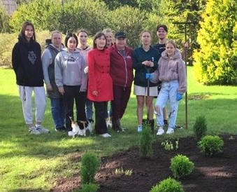 Rikavas jauno literātu kopa izveido puķu dobi savā desmitgadē