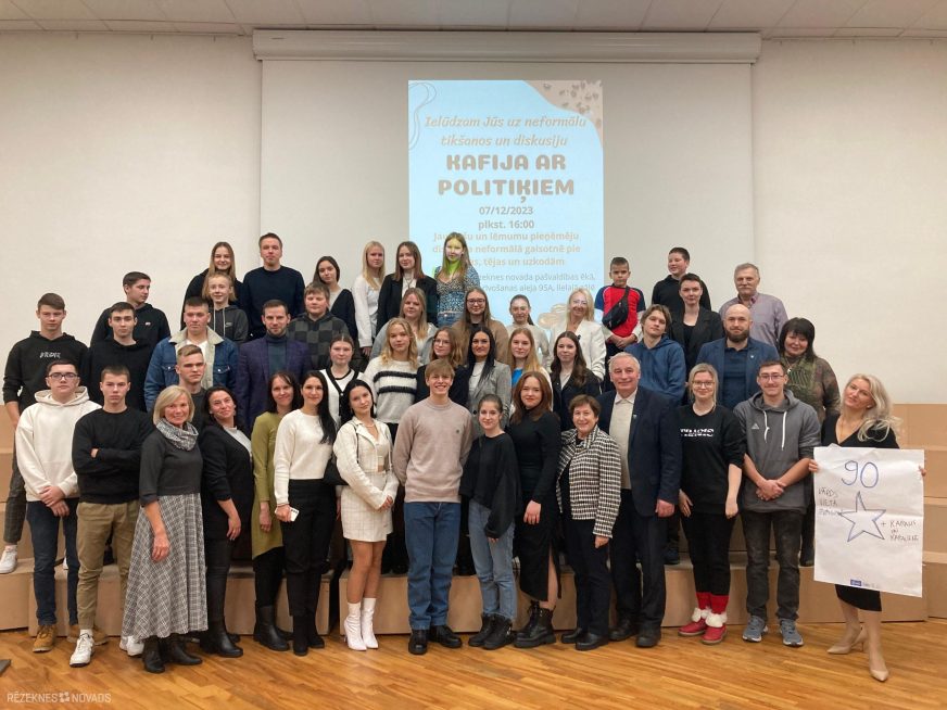 Rēzeknes novada jaunieši diskusijā “Kafija ar politiķiem”