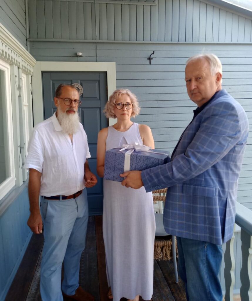 Rēzeknē atklāj viesnīcu vecticībnieku mājas stilā