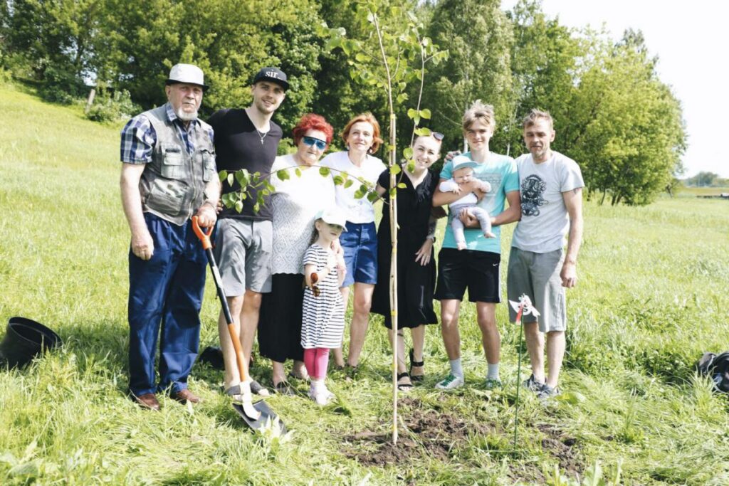 Paaudžu parkā gar Rēzeknes upi iestāda 174 kokus un krūmus