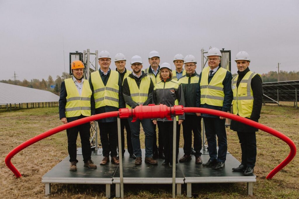 AS “Latvijas Finieris” prezentē saules paneļu parku Rēzeknes novadā