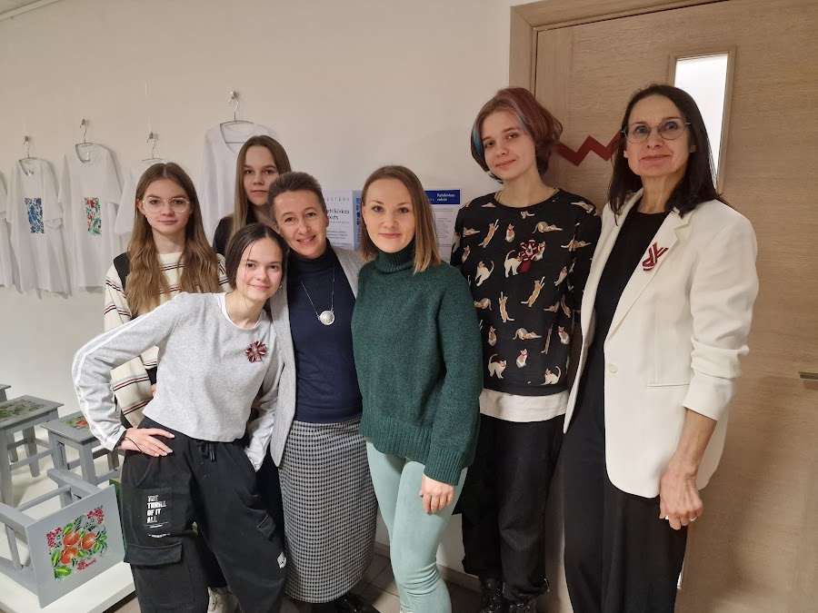 Rēzeknes jaunie mākslinieki apgūst ukraiņu tradicionālo glezniecības rakstu