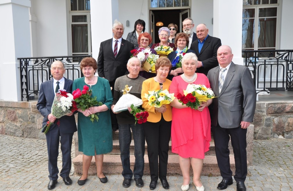 Lūznavas muižā godina Rēzeknes novada Zelta kāzu jubilārus