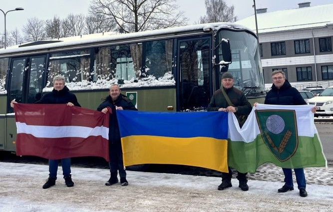 Rēzeknes novads ziedo Ukrainai autobusu