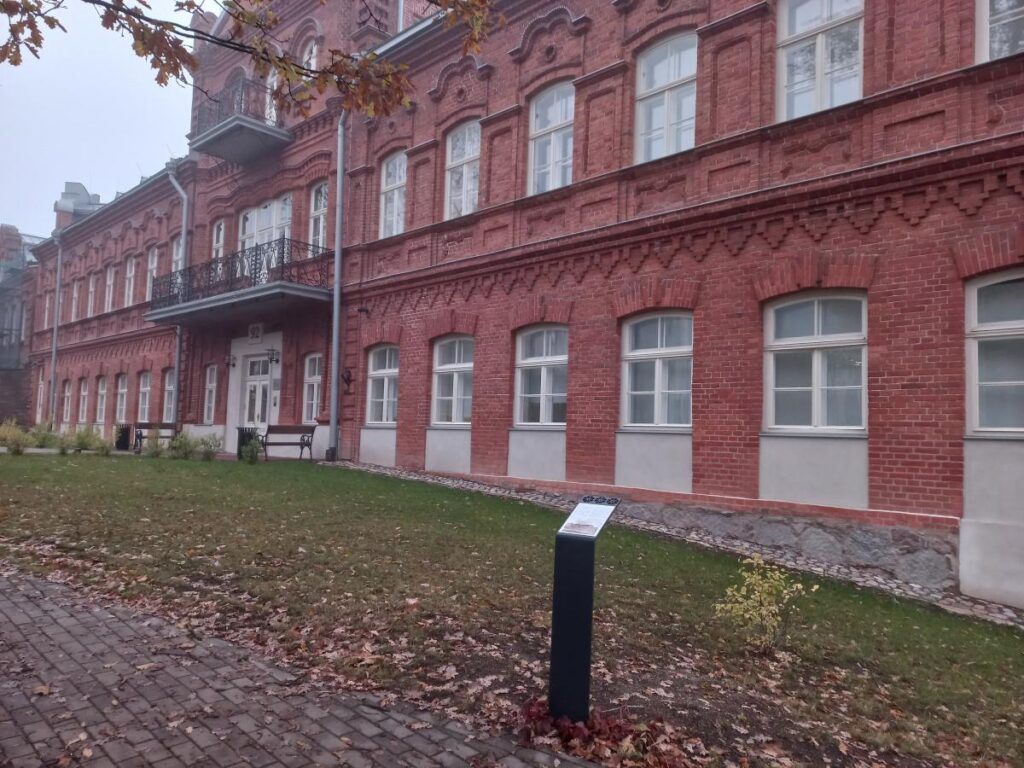 Pie Rēzeknes pilsētas dienesta viesnīcas atklāts informatīvais stends par ēkas vēsturi