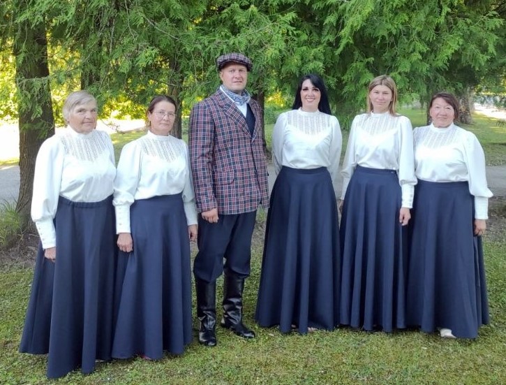 Vokālajam ansamblim “Vuolyudzeitis” – jauni tērpi un mūzikas instrumenti