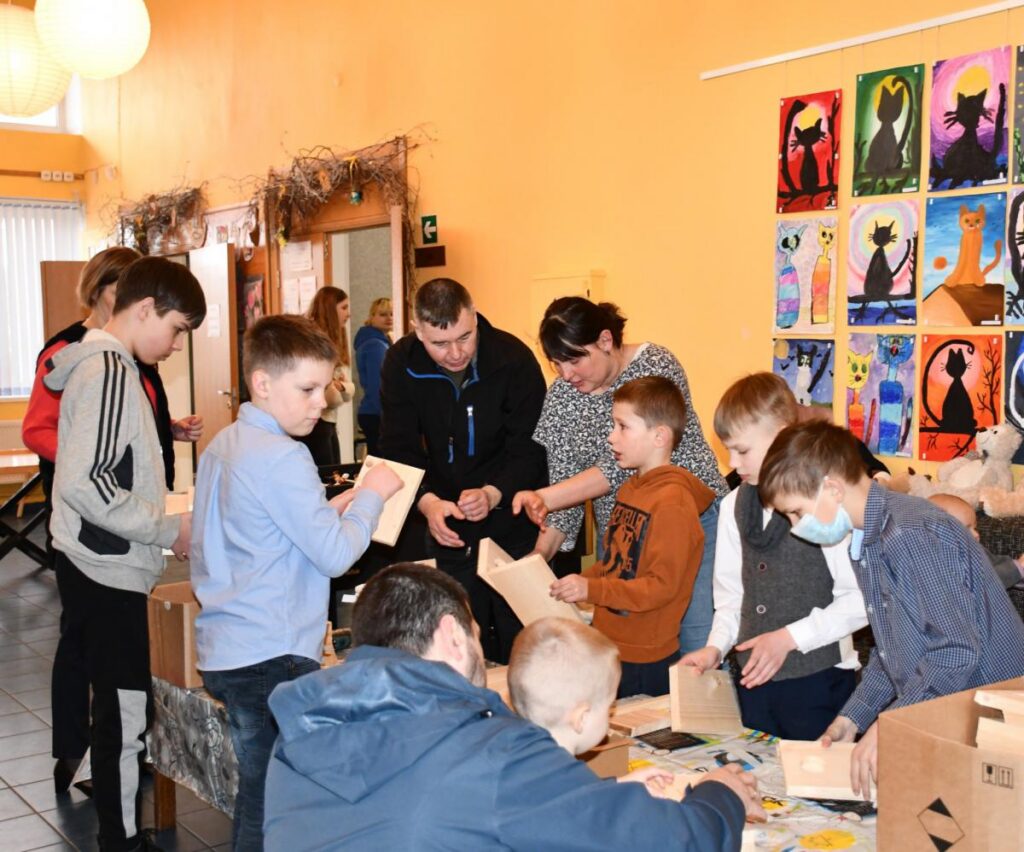 Kokus Maltas ielās rotās bērnu apgleznoti 30 putnu būrīši