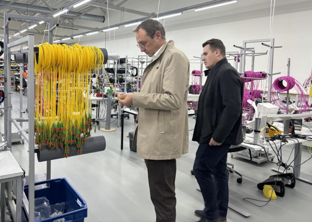 Uzņēmums “OptoElektronika LV” atklāja jauno ražotni Rēzeknē