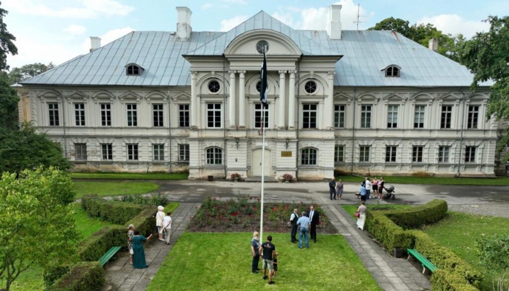 Arī Zaļenieku pagastā paceļ Zemgales karogu