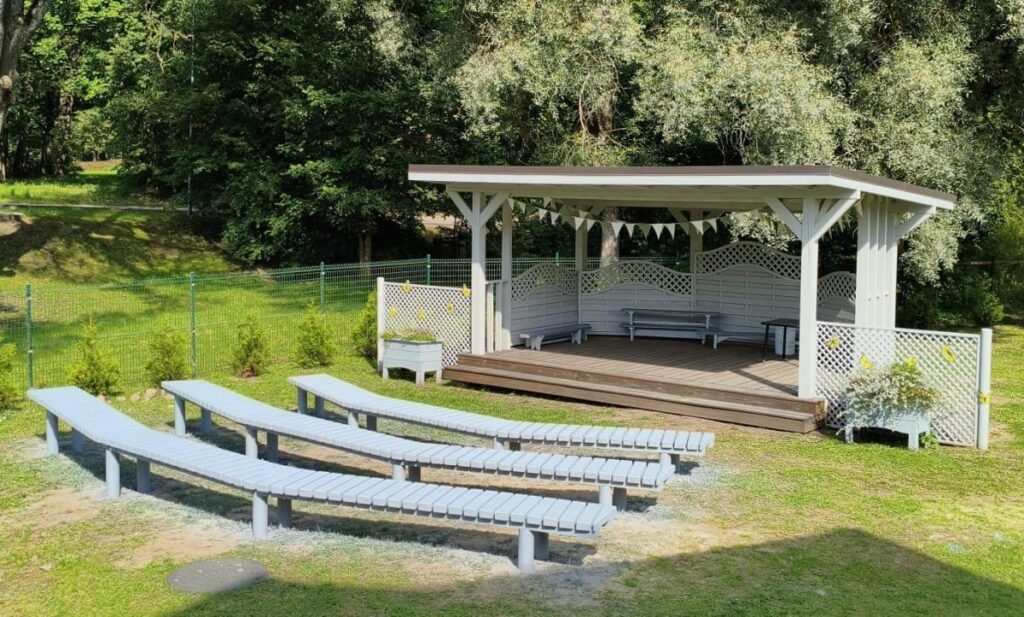 Pirmsskolas izglītības iestādei Preiļos – jauni āra soliņi