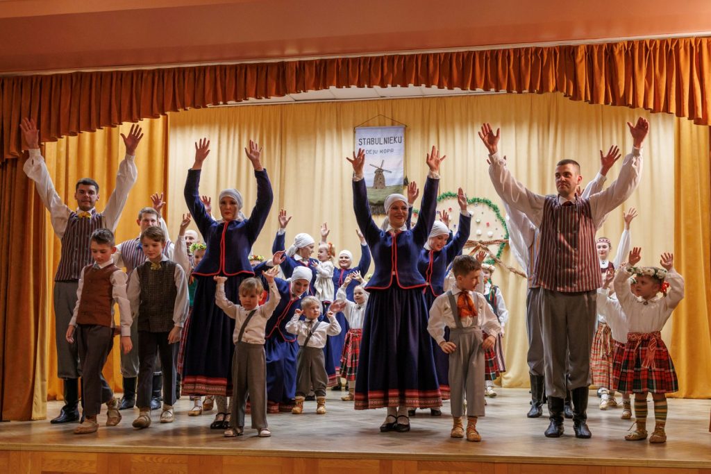Nosvinēta deju kolektīva “Stabulnieki” 20 gadu jubileja