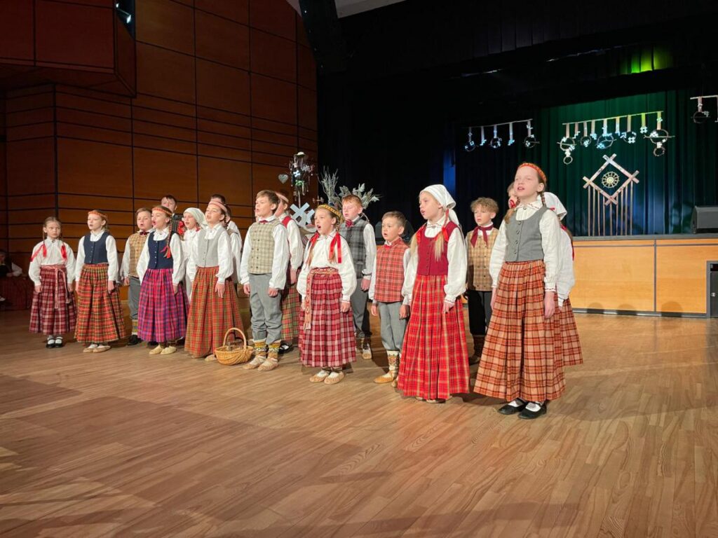 Izskanēja Dienvidlatgales novada bērnu un jauniešu folkloras svētki “Darbeņš man prīku deve”
