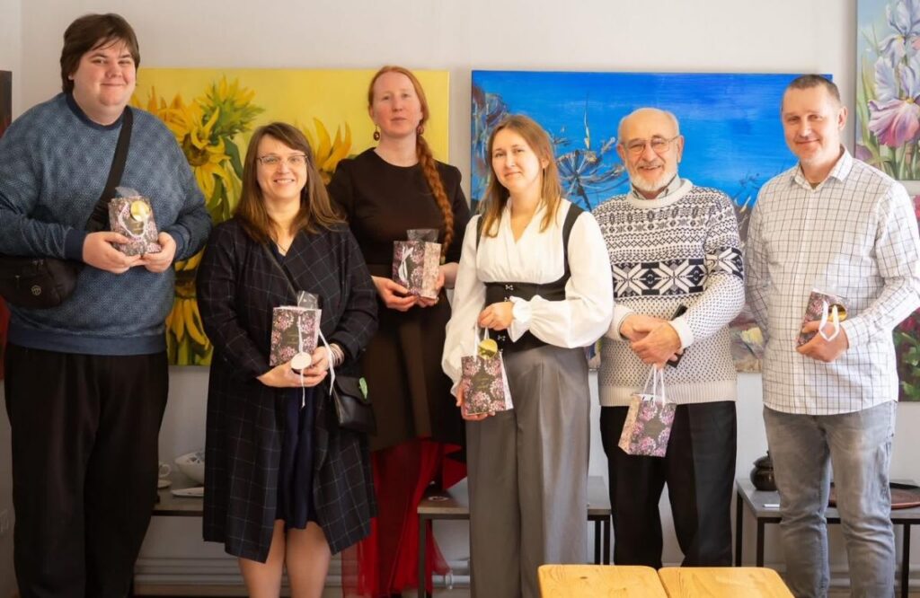 Preiļu mākslinieki atklāj savu izstādi Roberta Mūka muzejā Galēnos