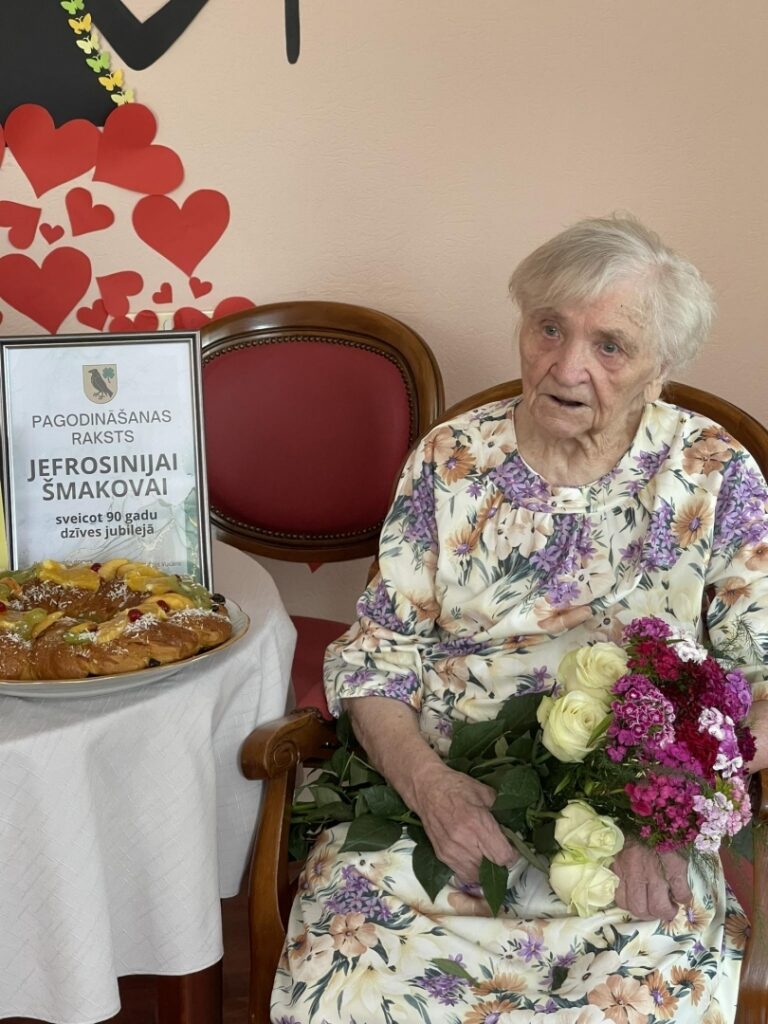Sumināja jubilāres Jefrosiniju Šmakovu un Regīnu Luriņu