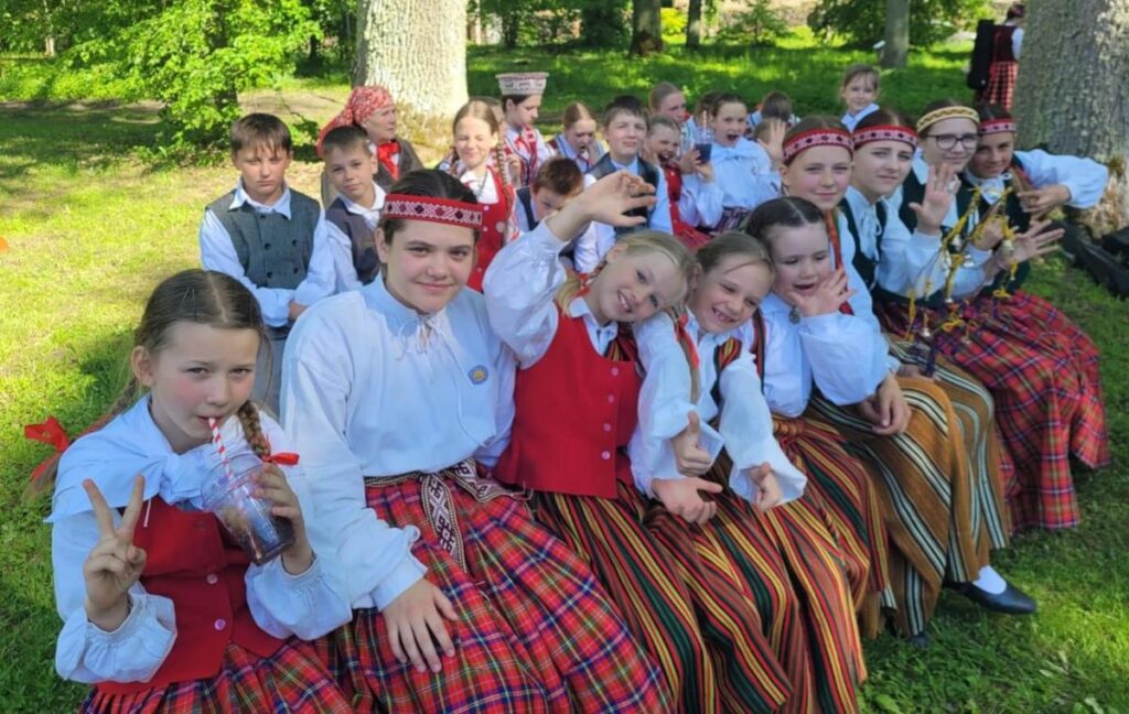 “Jumalāni” un “Volūdzāni” dziedāja folkloras svētkos