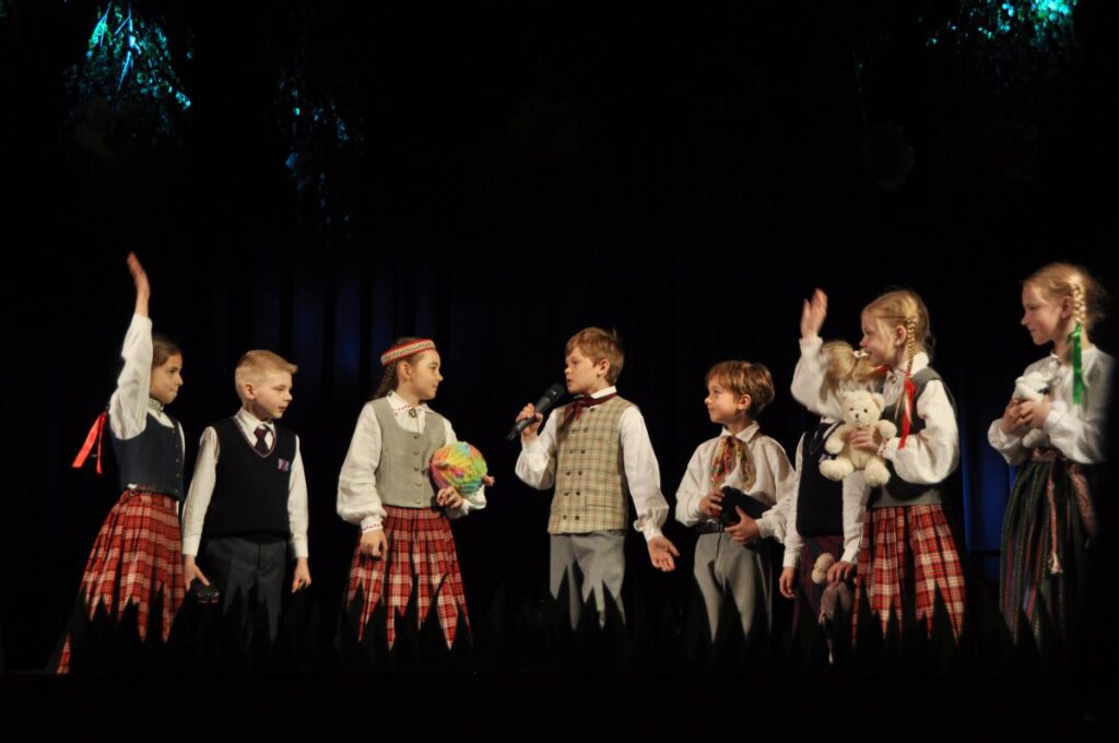 Līvānieši svinēja savas skolas jubileju (foto 1,2) Līvānu 1. vidusskolas saime 100 gadus palikusi uzticīga mācīšanas un mācīšanās misijai Egita Terēze Jonāne Ja tev ir simts gadi, ietērp to stāstā, dziesmā un dejā. Savu stāstu, dziesmu un deju atrada Līvā